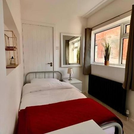 Private Single Room With Ensuite In Chorlton Manchester Bagian luar foto
